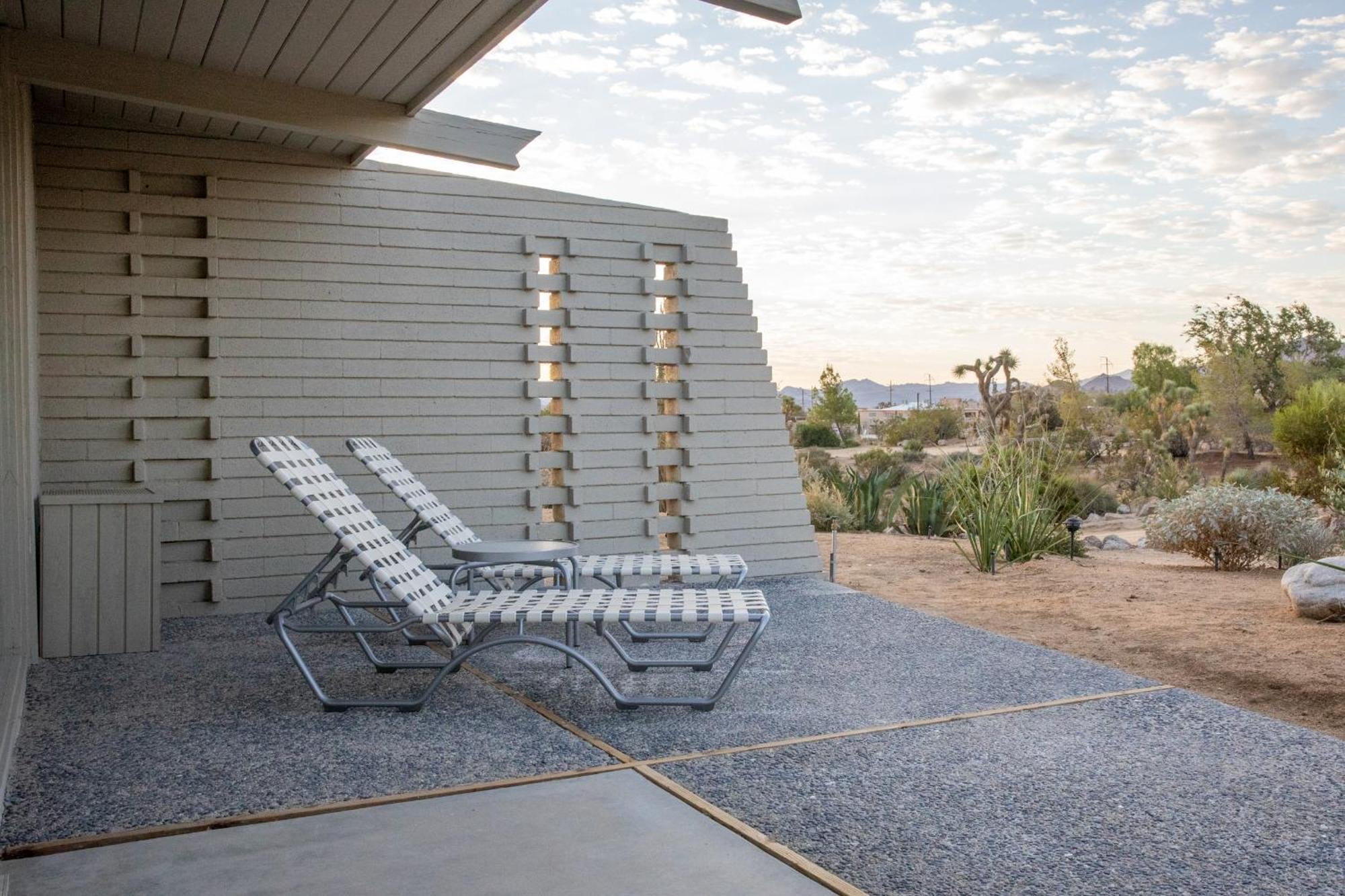 The Bungalows By Homestead Modern Joshua Tree Ruang foto