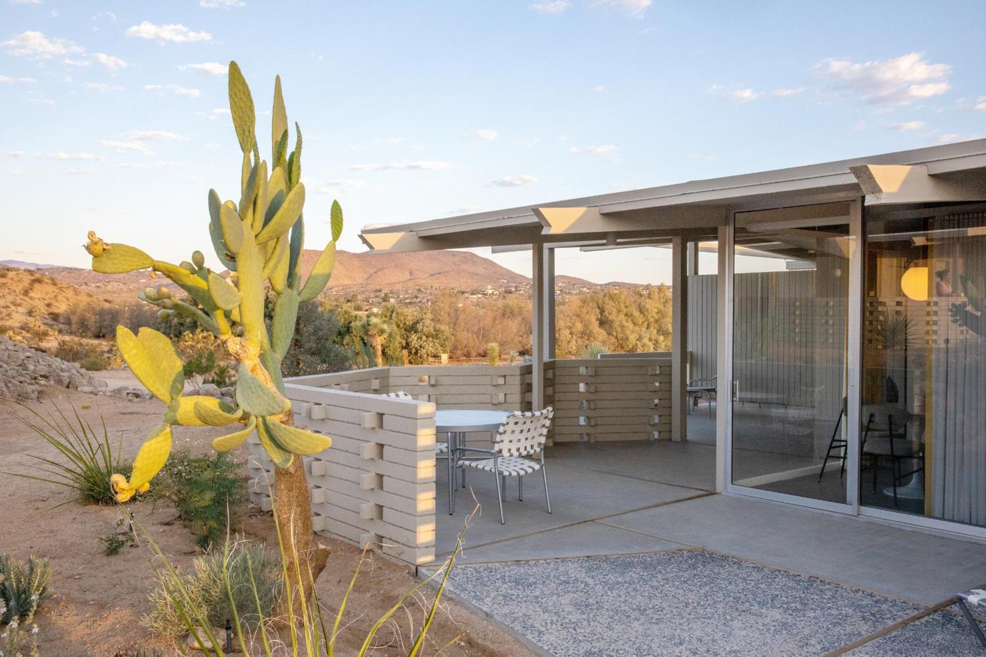 The Bungalows By Homestead Modern Joshua Tree Ruang foto